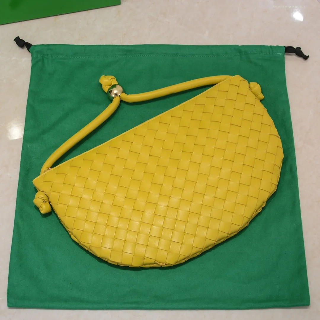 Batch 1260 BV has released a new product. TURN # Recommended new popular style is still the classic woven logo that we can recognize at a glance. It is really a unique style that is familiar and unfamiliar! Made of sheepskin woven with beautiful gold beads on the shoulder straps for free adjustment. When in use, you can switch between the shoulder and handle bag at will. It has a concave and convex shape anytime and anywhere. It is a practical king with a unique personality. With the right color combination, it can be sweet or salty. It is full of style. Summer catwalk style is beautiful. Pull it out quickly. Size: 40*3*24, model: 6699-3#